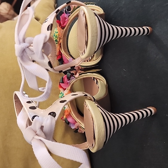 Betsey Johnson heels size 6, "Wycker" yellow multi.  New - Picture 3 of 7